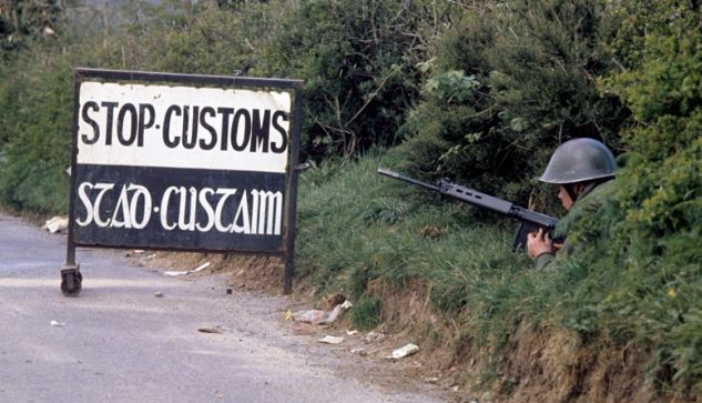 Hranice mezi Irskem a Severním Irskem střežená vojáky je již minulostí. Možná ale ne na dlouho.