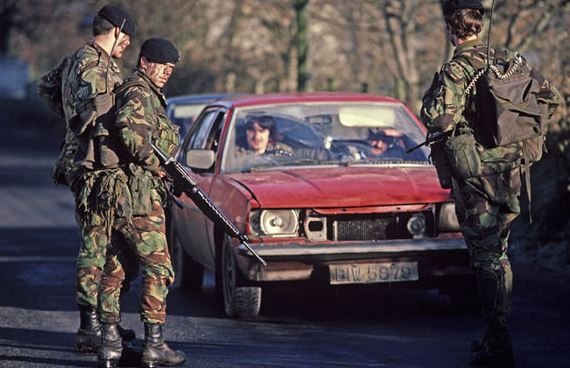 Hraniční kontroly v Irsku nebyly nic příjemného. Ještě v roce 2005 vám vojáci mířili se samopalem do auta.