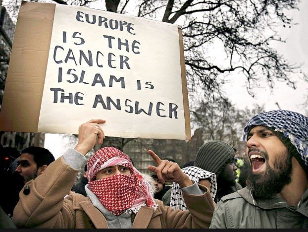 Foto ještě z dob, kdy islámští radikálové nevěděli, že Evropa jsou vlastně kamarádi.