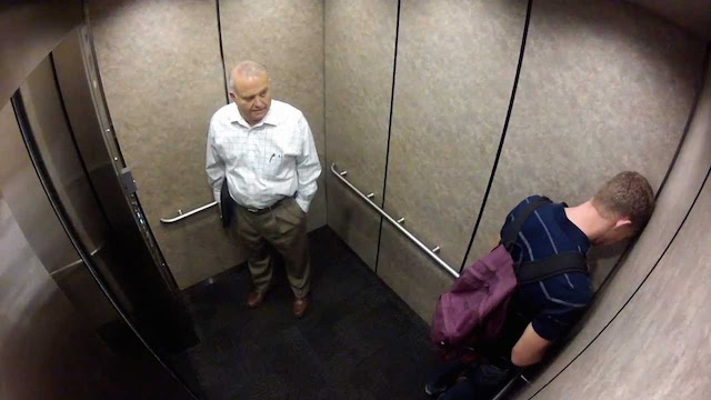 Ve výtahu se před konverzací nemáte kam schovat
