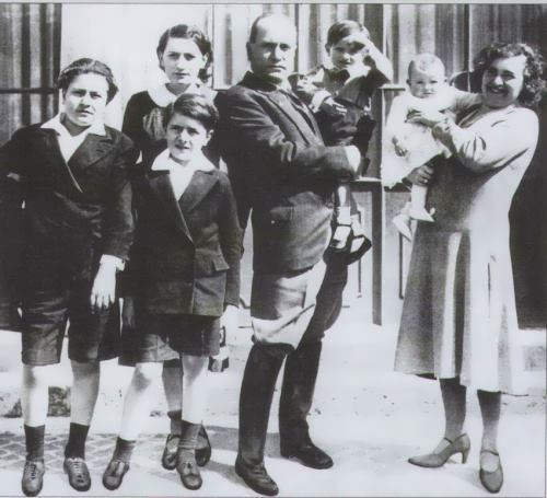 Fašista Mussolini nejraději jedl s rodinou. Pro jeho manželku a děti to ale nebyla žádná velká radost.