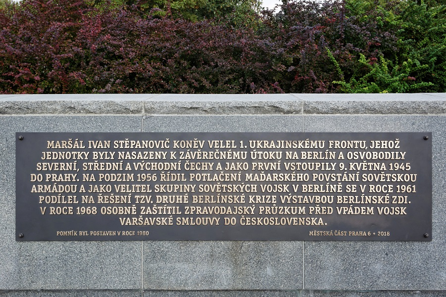 Rozporuplný nápis. Alespoň pro komunisty