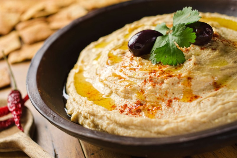 Hummus není zrovna obvyklým dipem, ale pokud jste ho doteď ještě neochutnali, věřte že mu propadnete