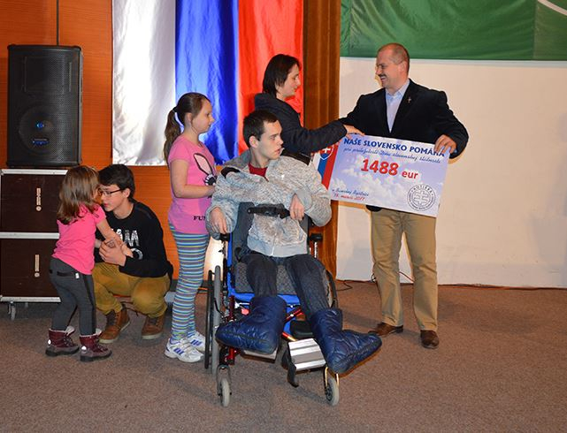 Chlapec na vozíku díky svému handicapu nebyl schopen utéct, ač na něm bylo hodně vidět, že by chtěl.