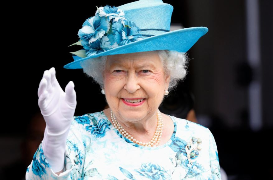 Britská královna Alžběta je na trůnu již 65 let. Nyní údajně uvažuje, že by v 95 letech abdikovala.