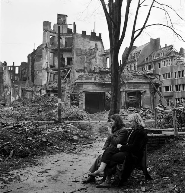 Dvě Němky sedící v troskách, Kolín nad Rýnem, 1945. 