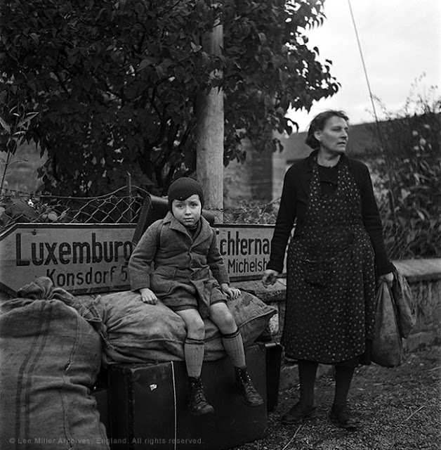 Matka se synem čekají na křižovatce na transport, Lucembursko, 1945. 