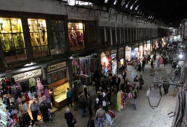 Syřané brodící se svinstvem a snažící se nakupovat, či snad rabovat?