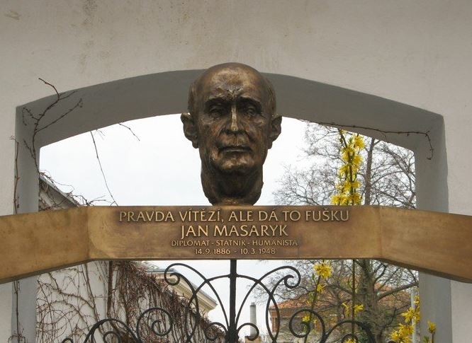 Jan Masaryk se narodil na pražských Vinohradech ve vile Osvěta v ulici, která dnes nese jeho jméno.