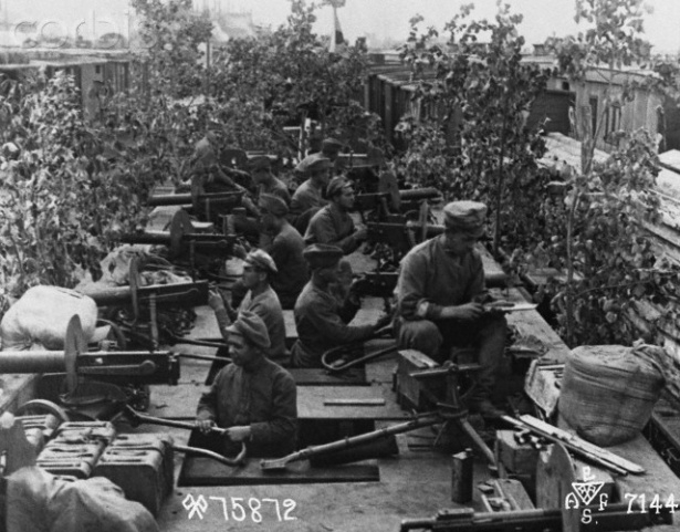 Českoslovenští legionáři na Transsibiřské magistrále. Spolu s nimi zde bojoval i mnohokrát vyznamenaný Josef Mašín.
