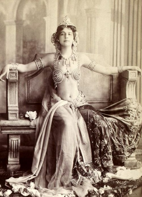 Jako exotická kráska Mata Hari uhranula Holanďanka Margaretha Geertruida Zelleová celou Paříž. Z chudé dívky z rozpadlé rodiny se stala uznávanou celebritou, které bohatí muži leželi u nohou.