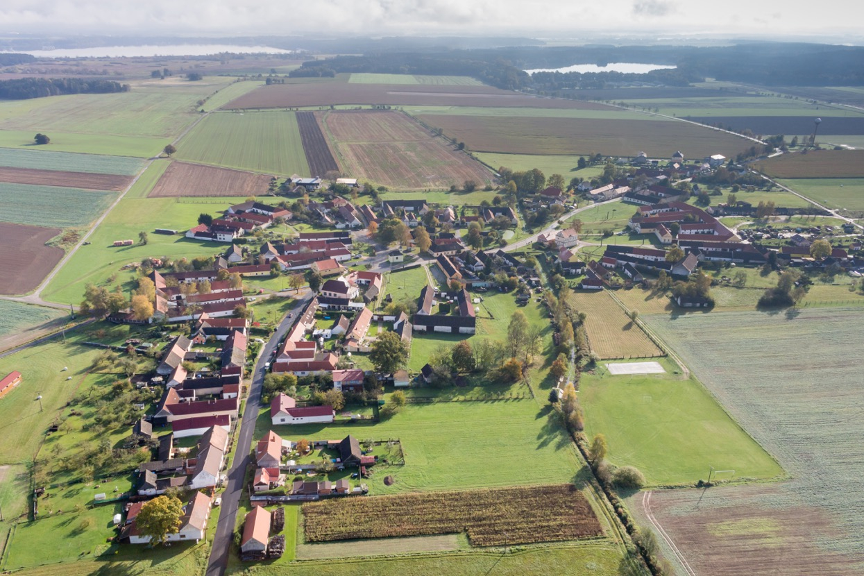 Zvláštní, ale v téhle vesnici se asi nehraje fotbal, copak vy vidíte někde hřiště?