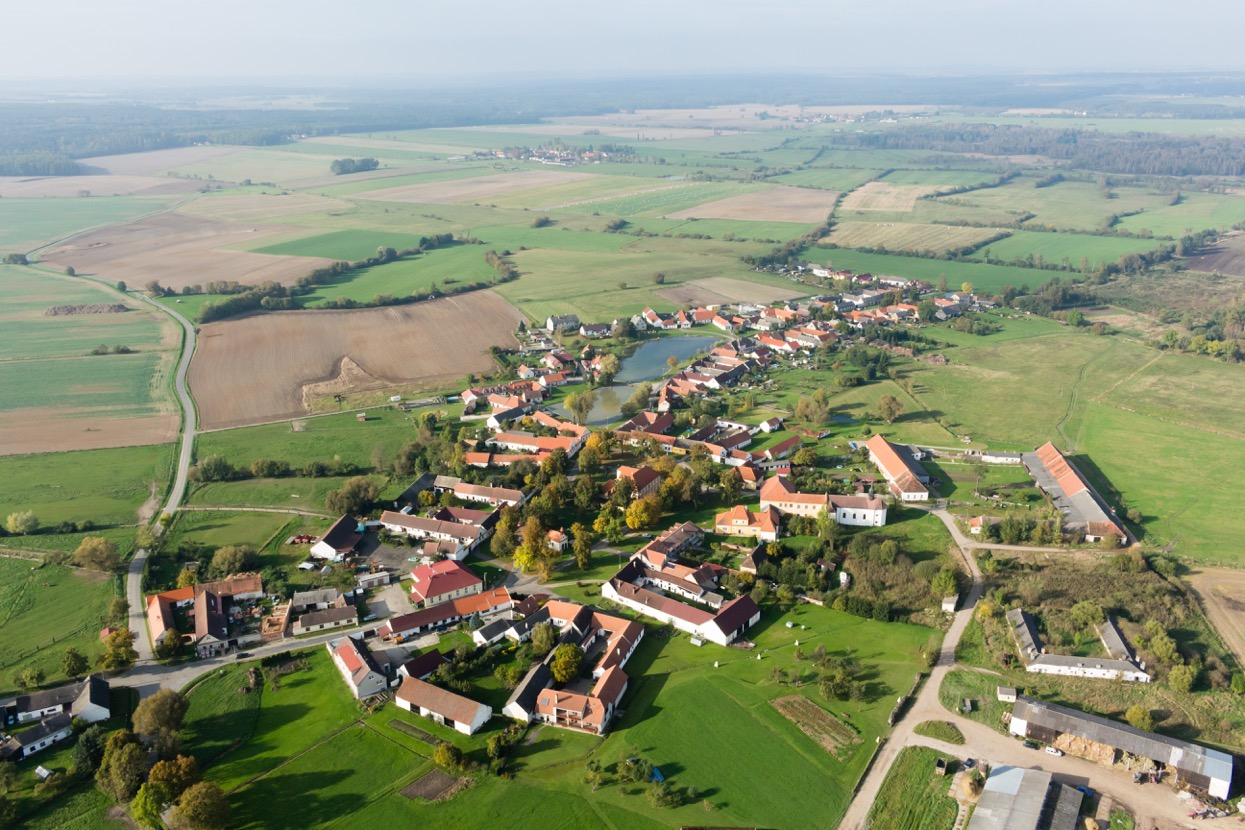 V satelitech kolem Prahy mají u každého domu bazén, protože nemají rybník. Tady mají rybník a nemají na zahradě bazény.