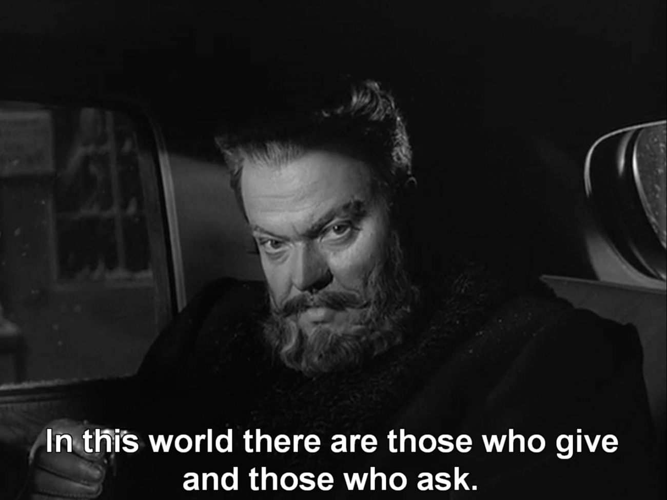 Welles v jednom z jeho méně známých snímků - Pan Arkadin - důvěrná zpráva. Studio udělalo z filmu téměř nesrozumitelný blábol. Film se nepodařilo úplně dokonale restaurovat (existuje několik verzí), i tak je to jeden z nejlepších thrillerů vůbec.
