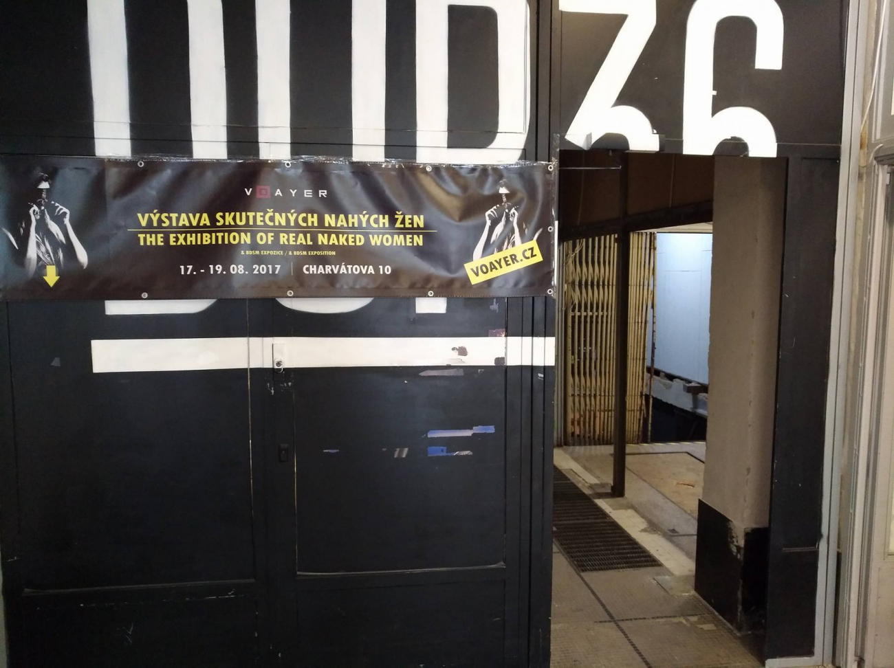 Vstup do uměleckého prostoru DUP36 slibuje netradiční zážitek. Za dveřmi vás čeká příjemné překvapení.