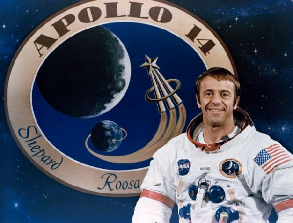 Alan Shephard se stal prvním americkým astronautem. Následně mu NASA umožnila během mise Apollo 14 stát se jedním z těch, kteří se prošli po povrchu Měsíce.