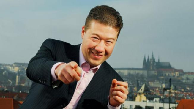 Tomio čeká, až mu zavoláš