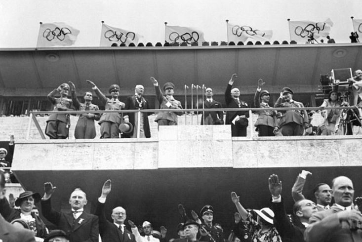 Hitler v srpnu 1936 zuřil. Nebyla to nacistická ideologie, která uchvátila diváky olympiády v Berlíně, ale černošský atlet Jesse Owens.