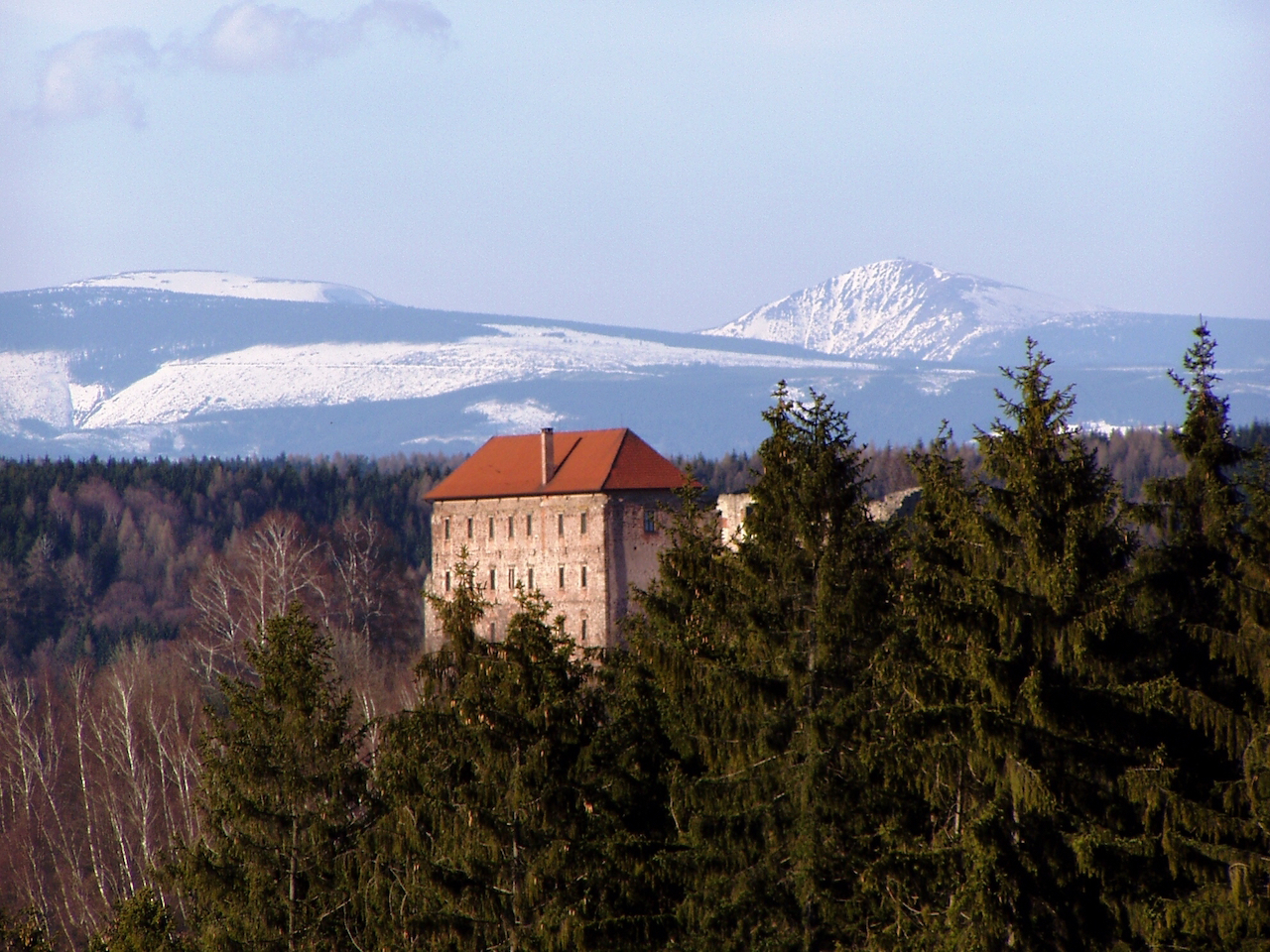 Hrad Pecka v pozadí se Sněžkou. Nádhera!