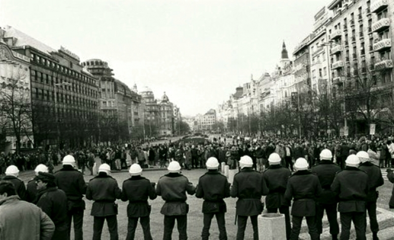 Během Palachova týdne na začátku roku 1989 se protestující poprvé postavili policii. O 10 měsíců později během Sametové revoluce docílili svržení komunismu.