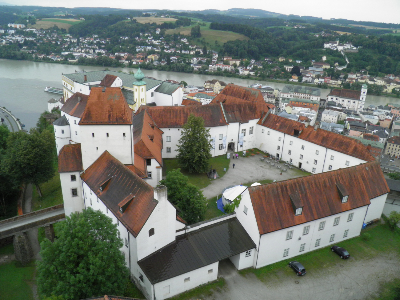 Pevnost Veste Oberhaus vyfocená z hradní věže.