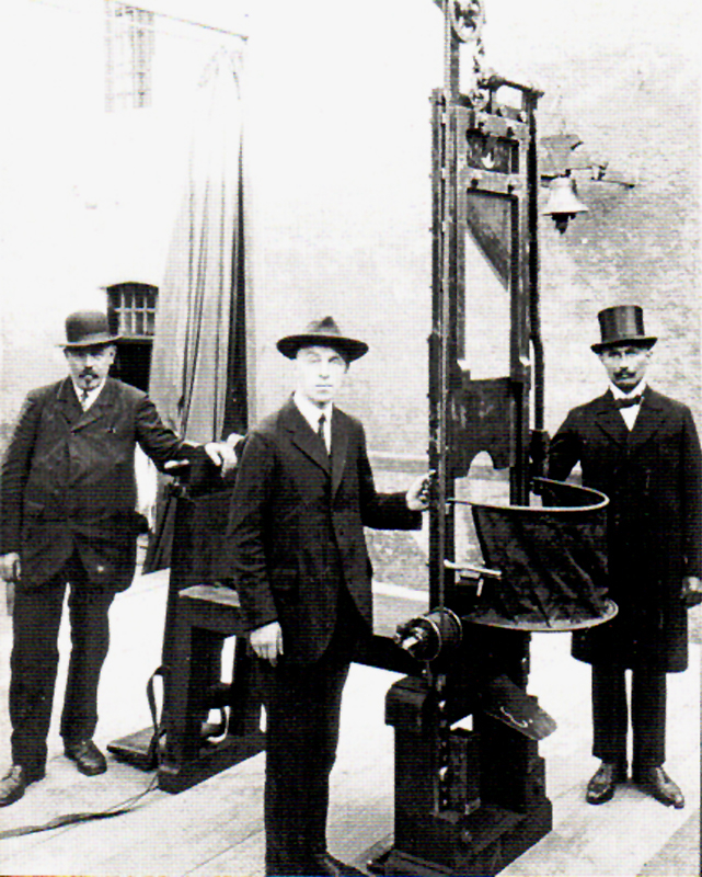 Reichhart (vpravo) pomáhal zlepšovat popravčí techniky. Vylepšil gilotinu a poprava mu tak zabrala všeho všudy jen něco málo přes čtvrt hodiny.
