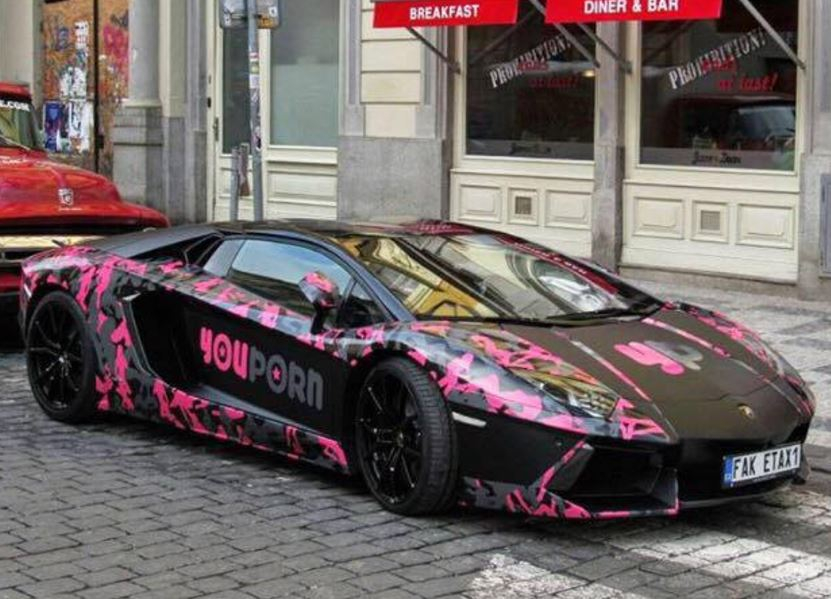 Zakladatele serveru YouPorn můžete v jeho Lamborghini potkat v Praze. Určitě ho nepřehlédnete.
