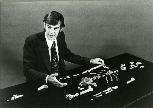 Paleoantropolog Donald Johnson nad svým nálezem