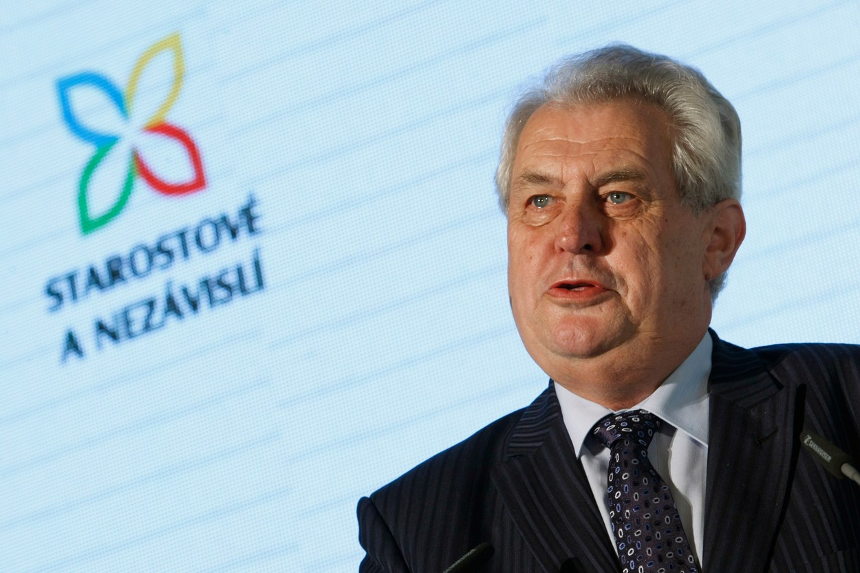 Zeman před pár lety na sjezdu STAN nadšeně hovořil, dnes je označuje za podvodníky. Jak sám řekl: "Jen blbec nemění své názory." 