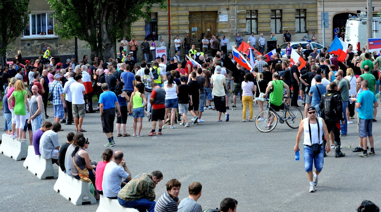 Protiromská demonstrace v Duchcově před necelými dvěma lety. Její bílí účastníci se tehdy chovali v rozporu se současnou vyhláškou.