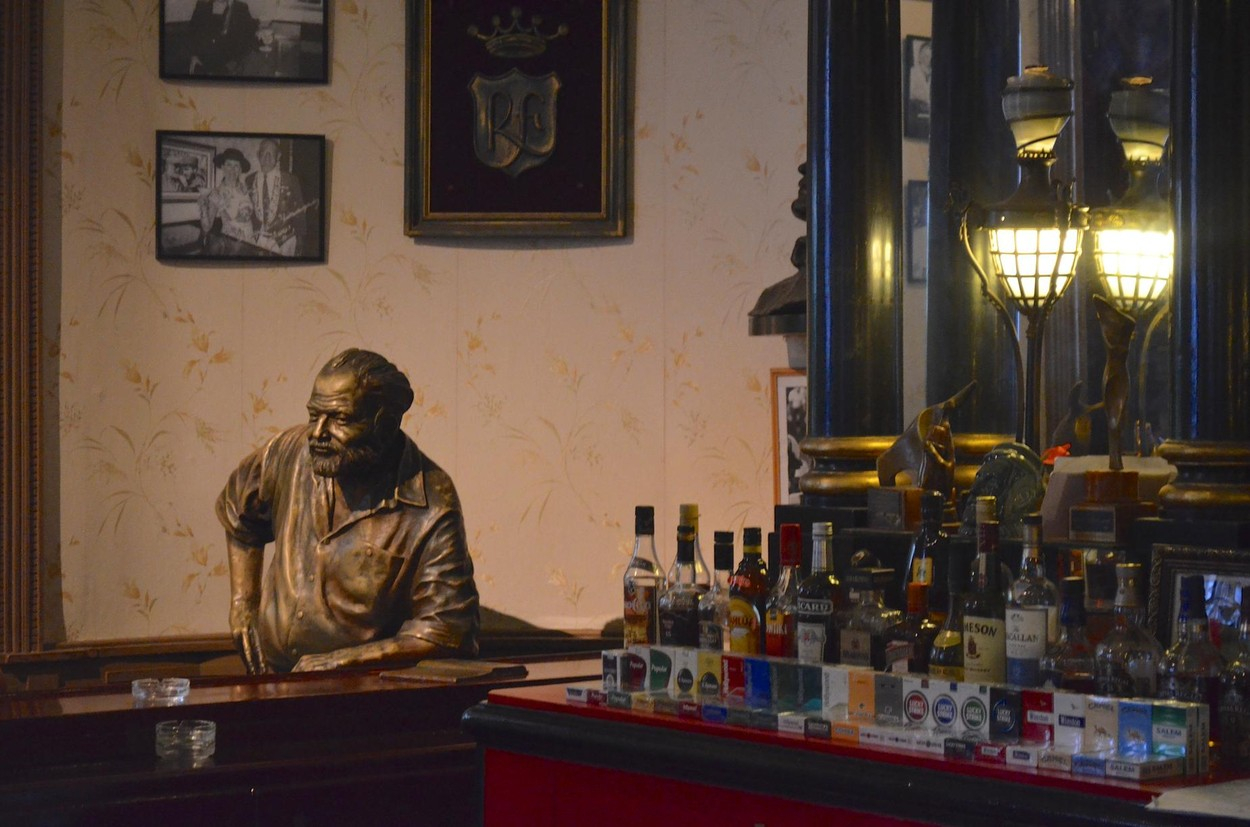 Bronzová busta Ernsta Hemingwaye v jeho oblíbeném havanském baru El Floridita – říká se, že „jednou vešel a už nikdy neodešel“.