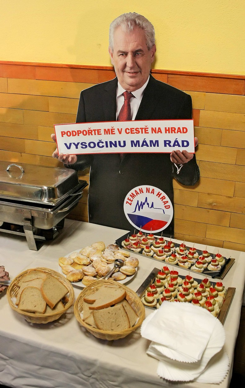 Obyvatelé Nového Veselí pomohli Miloši Zemanovi na Hrad. On nyní pomůže jejich potomkům pochopit, jaký vlastně byl.