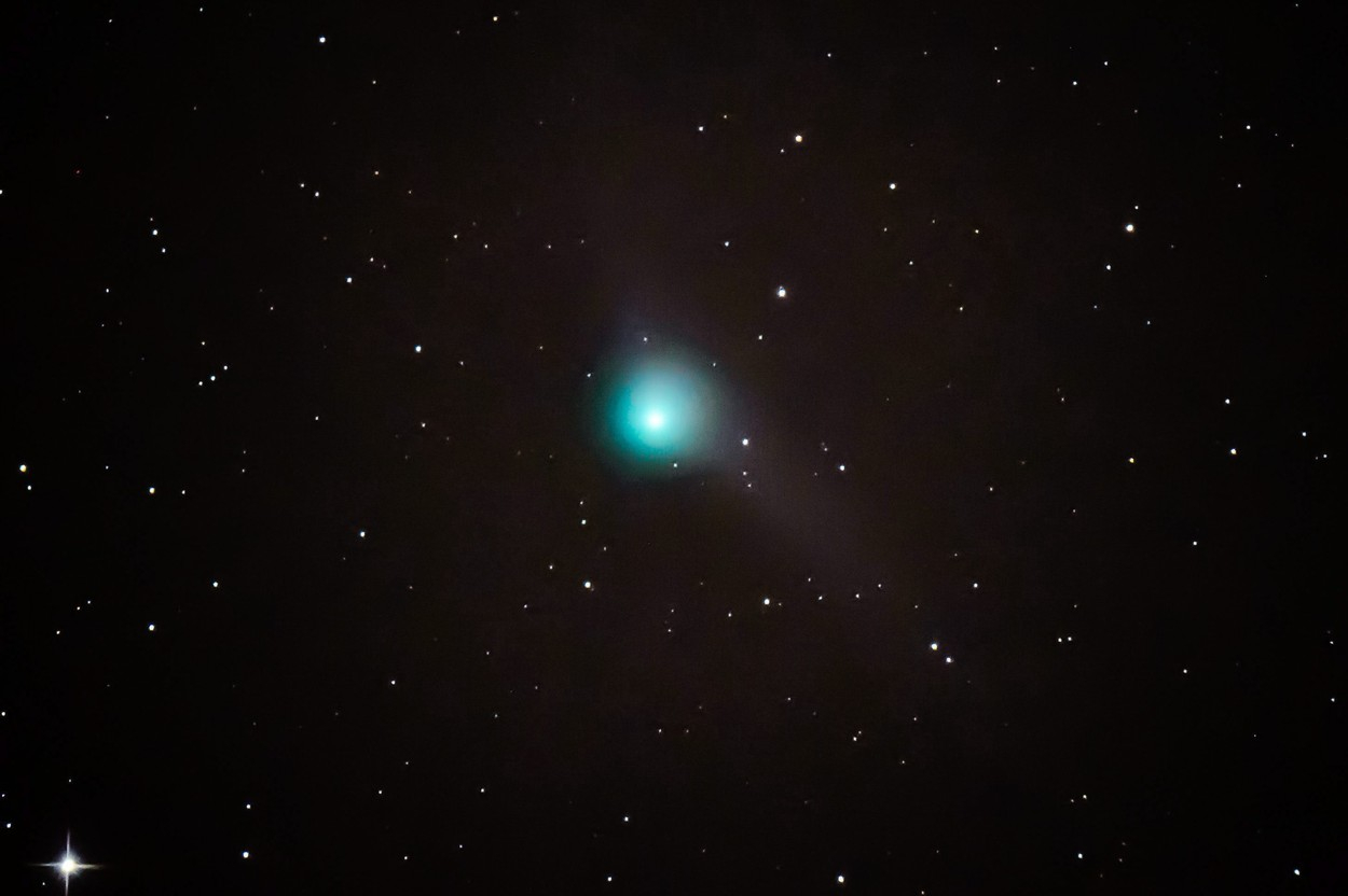 Kometa C/2013 US10 (Catalina). Takovýto zelený ohon ale spatříte bohužel asi jen ve velkém hvězdářském dalekohledu.