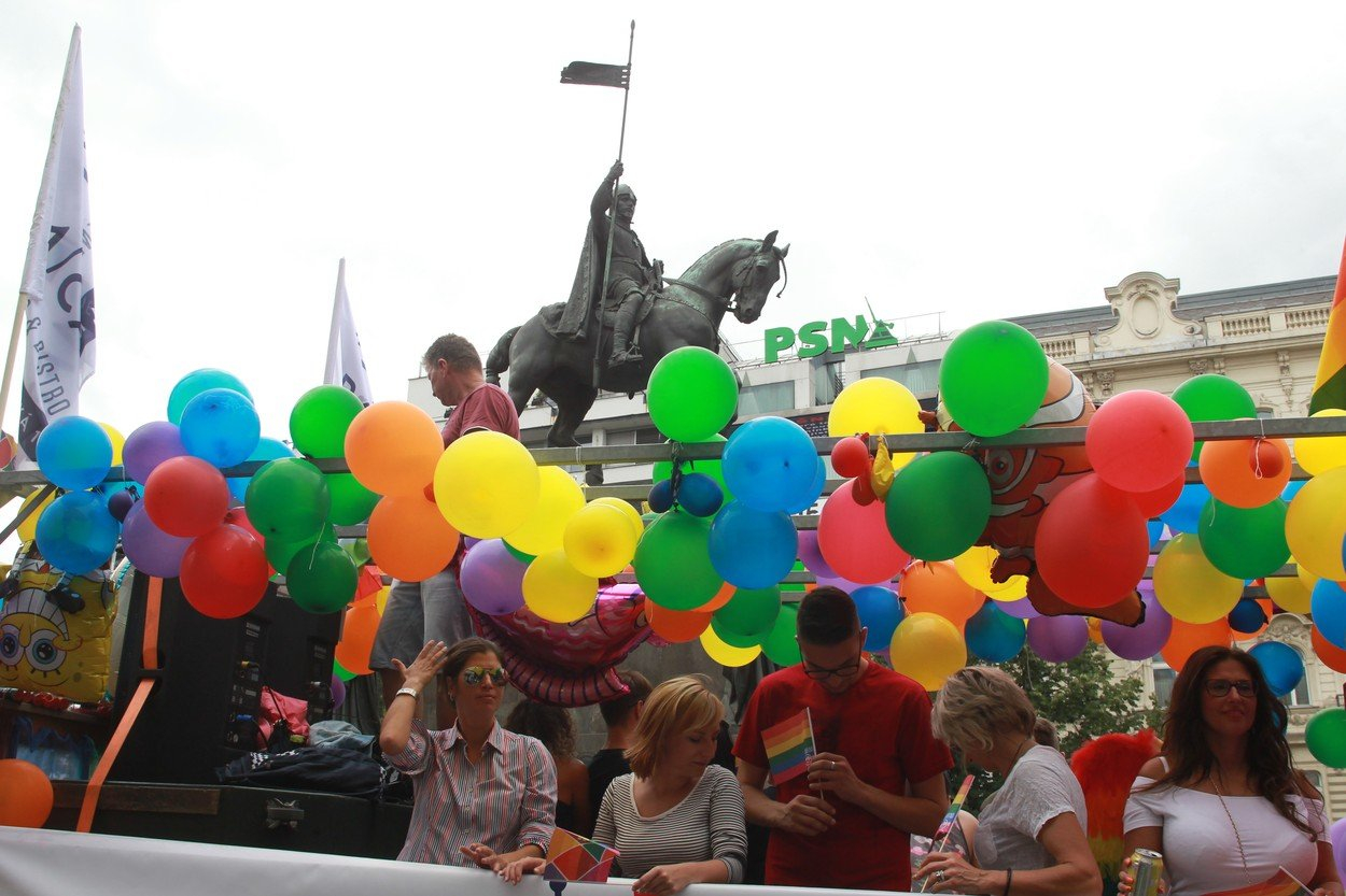 Prahou opět projde pochod Prague Pride bojující za práva homosexuálů. Nekteří akci vítají, jiní odsuzují.