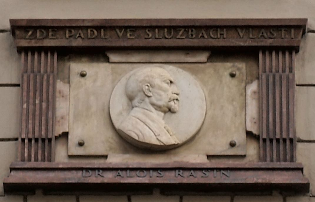 Pamětní deska na domě v Žitné ulici, kde Rašín bydlel a kde na něj byl spáchán atentát.