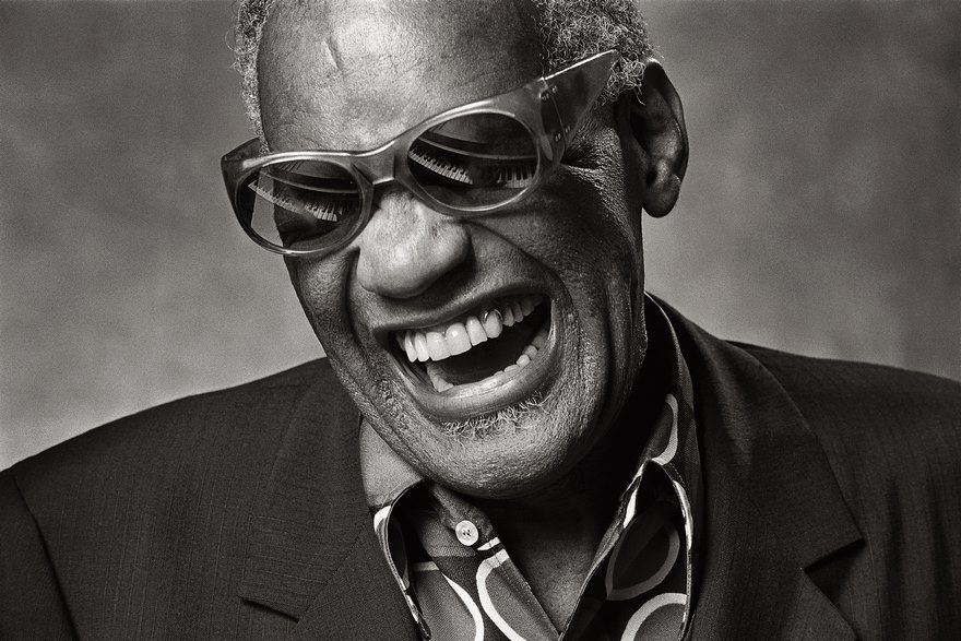 Ray Charles Ray Charles. Americký zpěvák, klavírista a hudební skladatel. Mezi jeho přezdívky patřila například „The Genius“. Na fotografiích je většinou zachycen s černými brýlemi a rozesmátý. Zemřel 10. 6. 2004