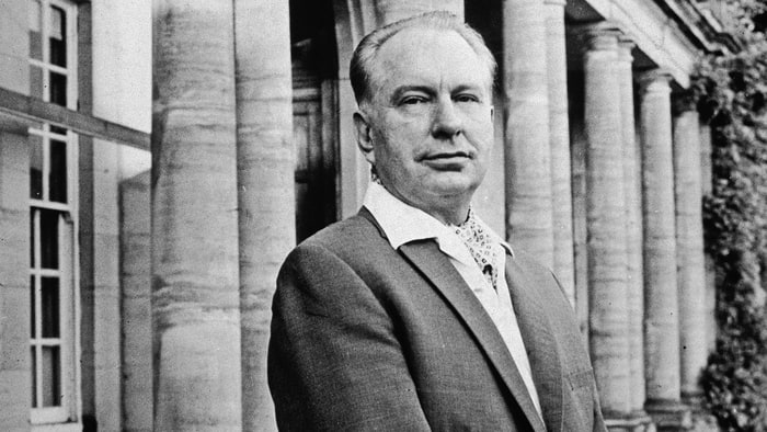 L. Ron Hubbard neuspěl jako autor sci-fi, tak své mimozemské fantasmagorie přetavil do náboženství a vydělal miliardy.