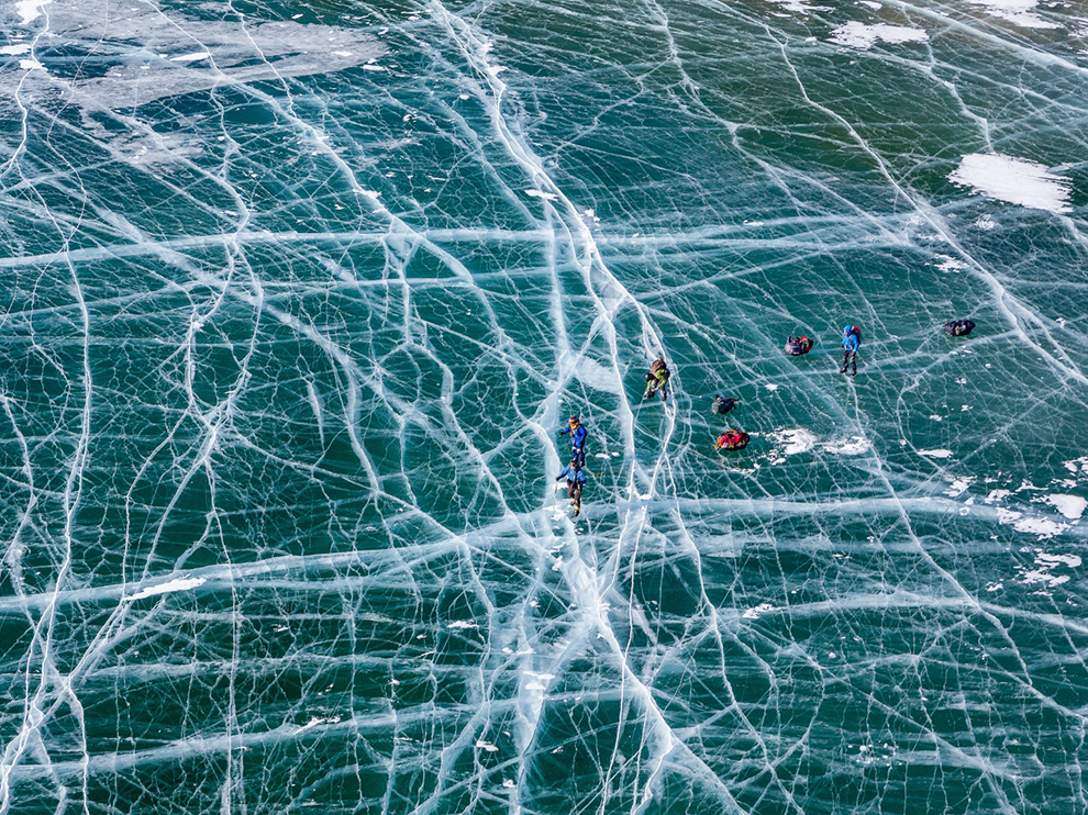 "Bajkal se v zimě stává největším kluzištěm na světě. Led je celý pokrytý trhlinami a připomíná pavučinu."