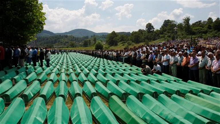 Každý rok se v Srebrenici koná pohřeb desítek zeleným suknem pokrytých rakví.