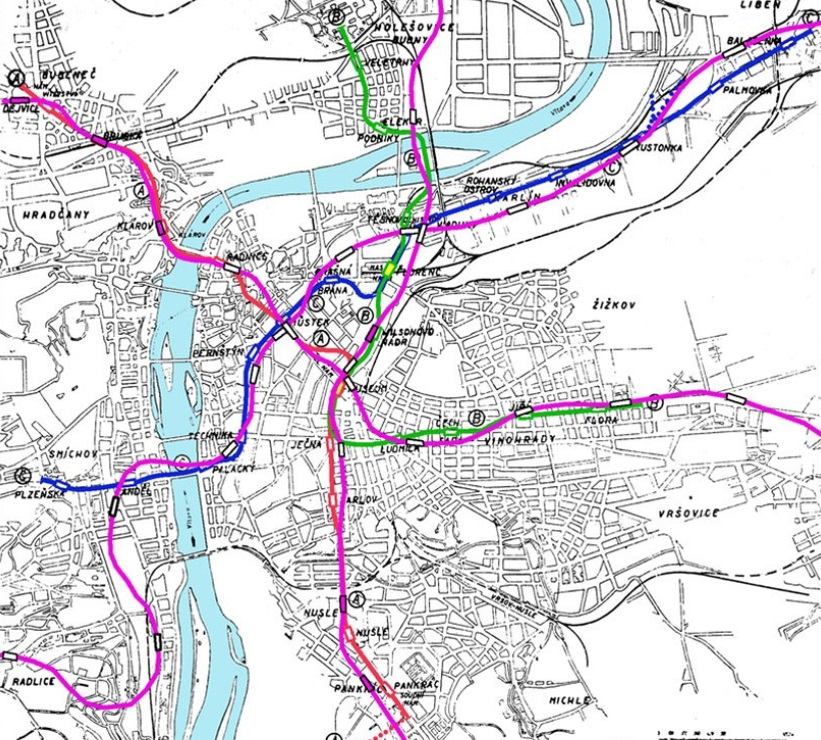 Srovnání původního návrhu s dnešním stavem – růžovofialově vyznačené trasy jsou ty současné.