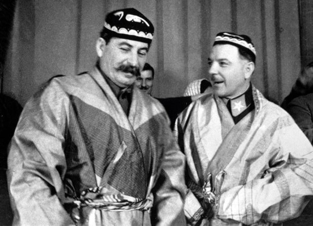 Stalin a Vorošilov na schůzce delegátů kolchozů Tadžikistánu, mají tradiční oblečení