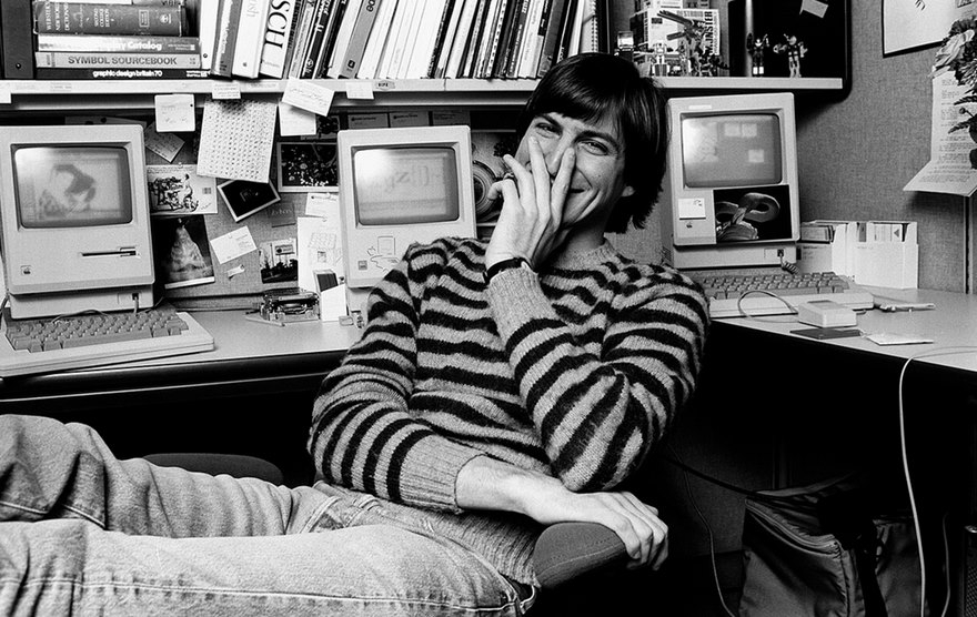 Steve Jobs. Zakladatel, výkonný ředitel a předseda představenstva firmy Apple a zároveň jedna z nejvýraznějších osobností počítačového průmyslu posledních čtyřiceti let. Zemřel 5. 10. 2011.