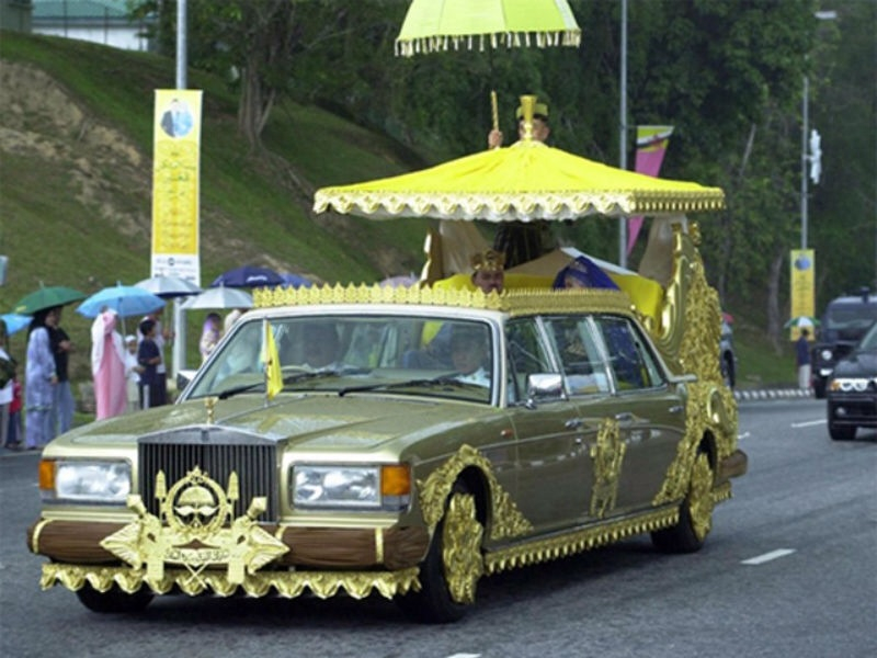 Vůdci Bruneje se o jeho 8000 aut starají týmy mechaniků podle značek.