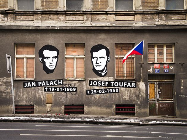 Na stejném místě v Legerově ulici zemřel Josef Toufar i Jan Palach. Budova bývalého sanatoria nyní chátrá a je opuštěná, památník obětí komunismu je tak jen symbolický.