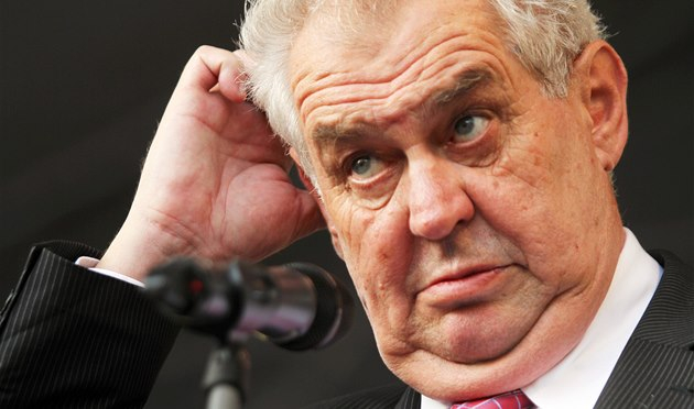 Zeman k Trumpovi nepojede a pozvání si nejspíše vymyslel. Tak na co se teď vymluvit?