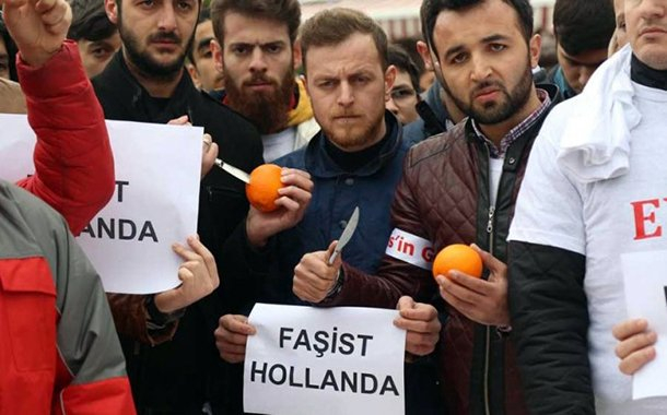 Když se Holandsko ozvalo, že turecká agitace na jeho území přesáhla únosné meze, v zemi žijící Turci jasně ukázali, na čí straně jsou.
