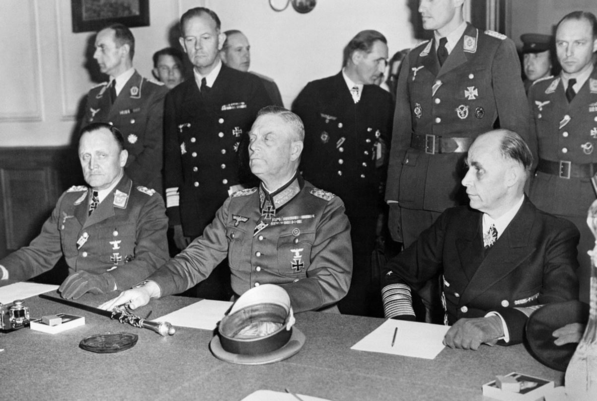 Vrchní velitelé německého letectva, armády a námořnictva v Berlíně podepisují německou kapitulaci. Muž uprostřed - polní maršál Wilhelm Keitel - za pár měsíců skončí na šibenici po norimberském procesu.