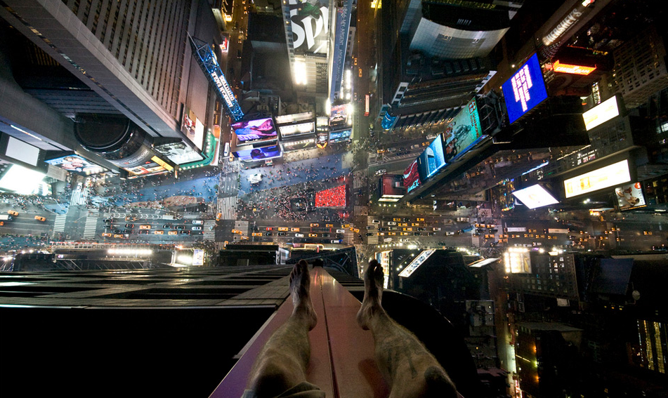 Times Square, New York. Podobný zážitek jsem zažil na balkóně třináctipatrového věžáku v Chodově u Sokolova.