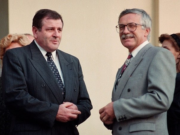 I první vláda Václava Klause zvolená ještě za Československa, která převzala moc v nově založené České republice poté, co se Klaus se svým slovenským protějškem Vladimírem Mečiarem dohodl na rozdělení zemí, vydržela 4 roky. 
