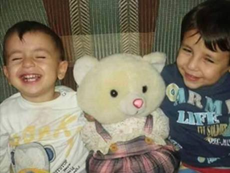 Ten utopený chlapec má jméno – Aylan Al-Kurdi. Zde je na fotce vlevo se svým starším bratrem Ghalibem. Zemřeli včera spolu s celou svojí rodinou při nepodařeném pokusu dostat se na nafukovacím člunu na ostrov Kos.